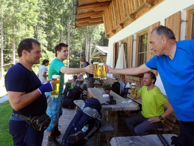 Připíjíme si na zdar treku u chaty Gasthof Zum Riesachfall