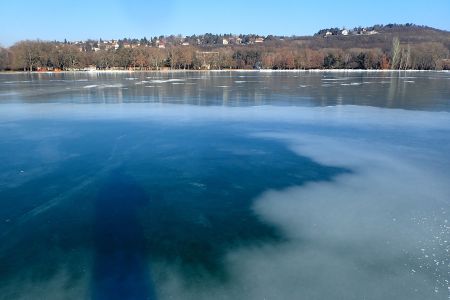 U Balatonkenese se průzračný modrý led střídá s mléčným.