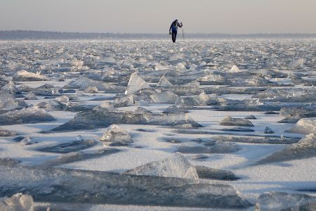 Uprostřed Balatonu po ledové překážkové dráze – tudy se musí pěšky.