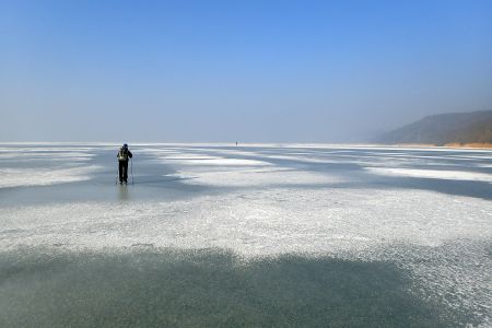 Na západní straně Balatonu je na ledu sníh.