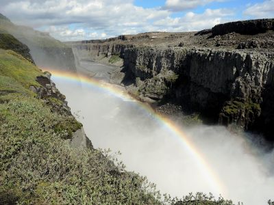 Duha ve vodní tříšti vodopádu Dettifoss