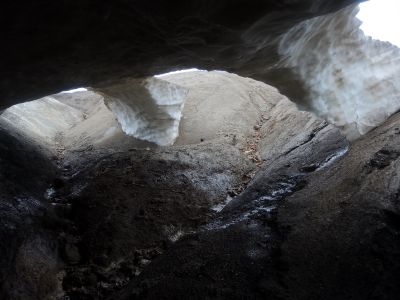 Teplý sopečný potok tekoucí pod ledovcem vytváří tyto nádherné ledové jeskyně.