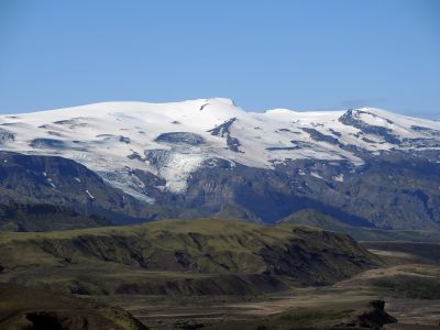 Konečně vidíme nechvalně proslulou Eyjafjallajökull - její erupce vyvrhla sopečný popel do atmosféry do výše několika kilometrů, což zapříčinilo výpadky letecké dopravy především v severozápadní Evropě ve dnech 15. až 17. dubna 2010 včetně uzavření vzdušného prostoru téměř v celé Evropě.