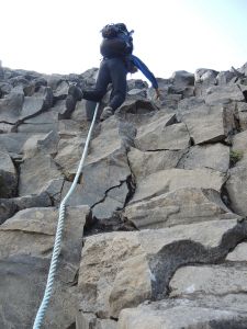 Jištěná cesta u vodopádu Hafragilsfoss - sem dorazí málo lidí