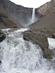 Hengifoss - třetí nejvyšší islandský vodopád - vysoký 128 metrů.