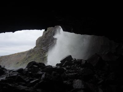 Fardagafoss - dalo se vlézt do jeskyně za divoké padající vody. 