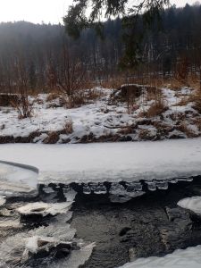 Z desek ledu visícího ve vzduchu stéká voda a mrzne ve formě neuvěřitelných ledových krápníků.
