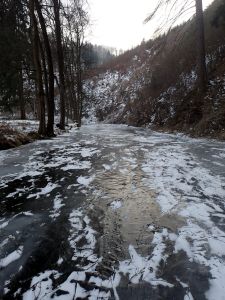 Pod Jívovou byla řeka na většině míst dobře bruslitelná, velký spád však pokračoval. 