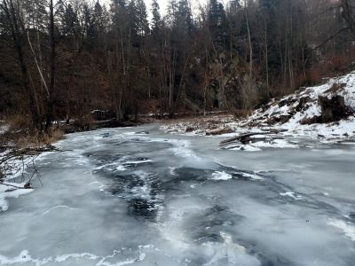Jízda často nepřipomínala ani tak bruslení jako sjezd po ledu. Ten sklon byl dobře patrný přímo očima. 