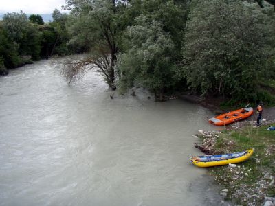 Je hodně vody