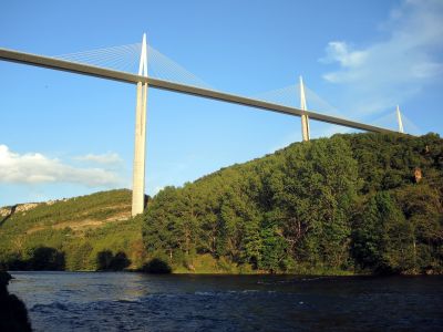 Svého času největší silniční most na světě u Millau, vysoký je až 343 m.