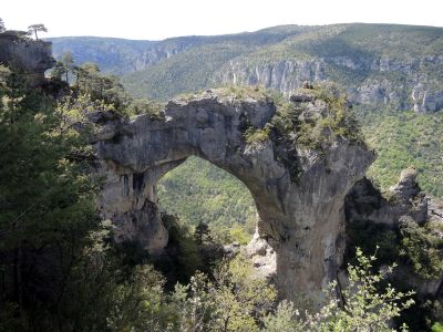 Impozantní skalní most Baousso del Biel 