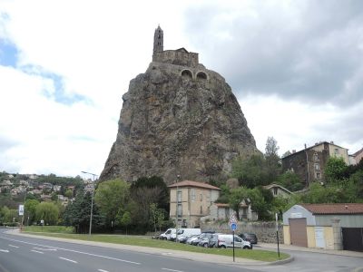Kostel Saint Michel d'Aiguilhe na sopečné skále v  Le Puy-en-Velay