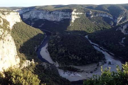Nádherný oblouk kaňonu Ardèche