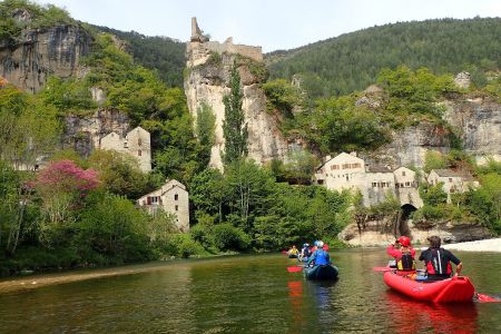 Vesničky a hrady na skalních útesech