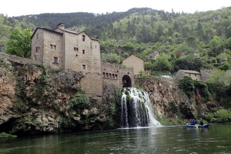 Nádherný vodopád ve vesničce Saint-Chély-du-Tarn