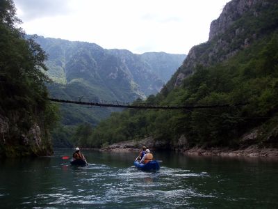 Proplouváme 63 km naprostou divočinou, u vesničky Tepca je tu jediná málo používaná lávka.