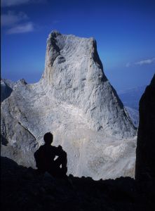 Z této strany je výstup na Naranjo de Bulnes nejsnazší., ale pořád je to horolezecká trasa.