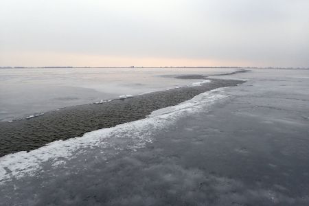 Nepřekonatelná trhlina dělí jezero na dvě části