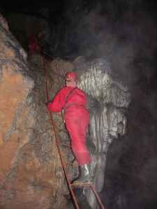 Výstup po žebříku do nejkrásnější části jeskyně - Kristalne gory 
