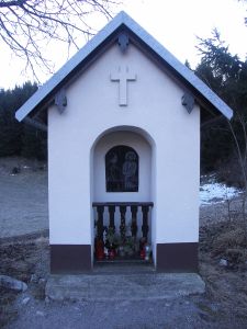 Na Križnou goru nad Križnou jamou vede Križna cesta.