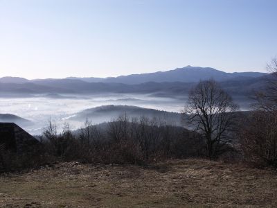 Masív Snežniku se zvedá nad Loško polje 