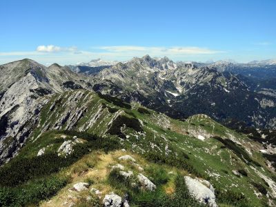 Pohled ze Šije na západ - vpravo vzadu Montaž a Viš, vlevo vzadu Krn.