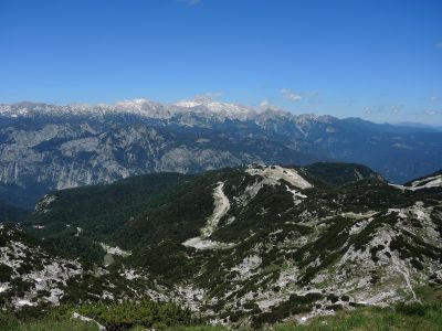 Pohled ze Šije přes lanovku na Vogel na Triglav