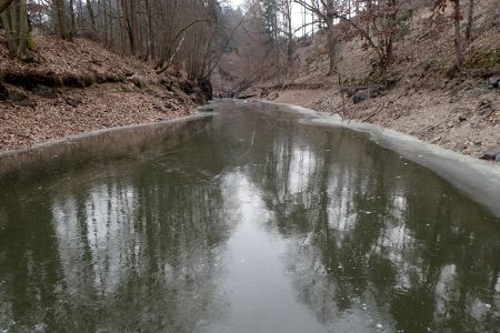 Malá zátoka v severním břehu