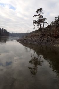Skalnaté břehy