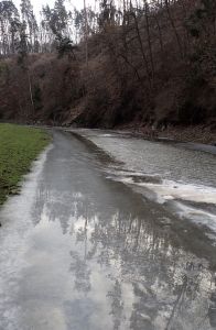 Při druhé jízdě po Úterském potoku tekla přes led voda