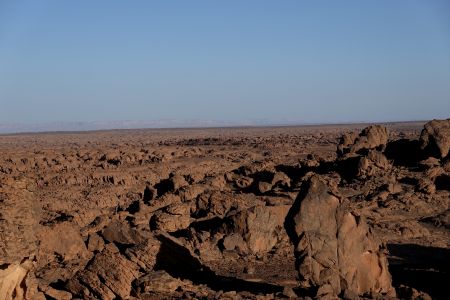 Pohled z návrší v Tin Tazariftu směrem k hranici - na obzoru jsou hory ležící již v Libyi.