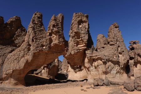 Do skalní skupiny Ti Spad mnoho lidí nepřijde - nejsou tu skalní malby, zato tu jsou úžasné skalní mosty . Asi nejkrásnější je Camel Arch - Velbloudí most.