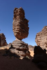 Balanced Rock je významným navigačním bodem pro cestu do skalního města Tin Kani.