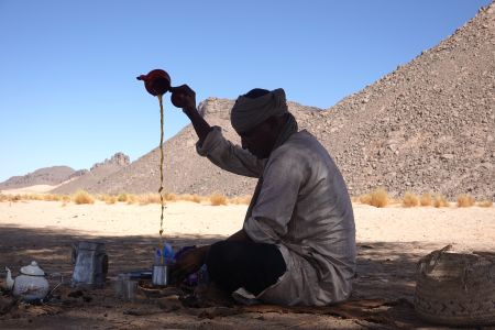 Sidi Ali přelévá typický hořký silný tuarežský čaj.