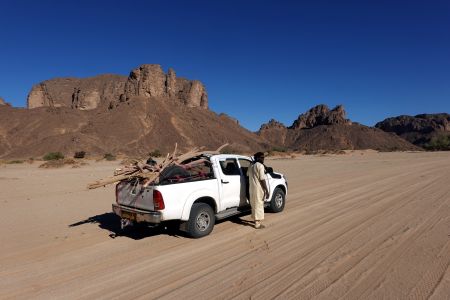 Naši Tuaregové nalámali dřevo na táborák.