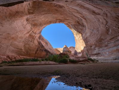 Polojeskyně pod převisy oblouku v Coyote Gulch