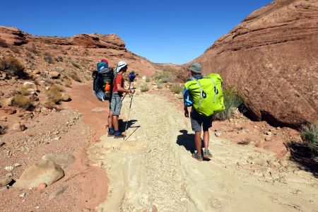S těžkými batohy začínáme sestup do Fiftymile Canyonu
