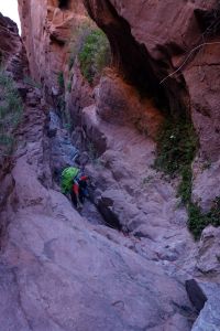 Při výstupu roklí Hole in the Rock používáme lano.