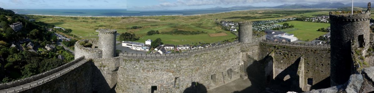 Krásné panorama z věže hradu Harlech. Kromě mořského pobřeží je vpravo panorama Snowdonie.
