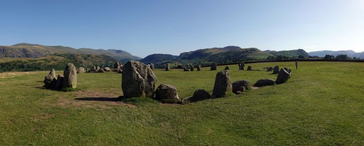 Megalitický kamenný kruh Castlerigg uprostřed hor Lake Districtu.