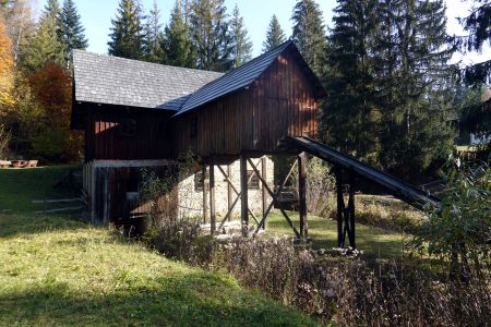 Vodní mlýn ve skansenu Vychylovka