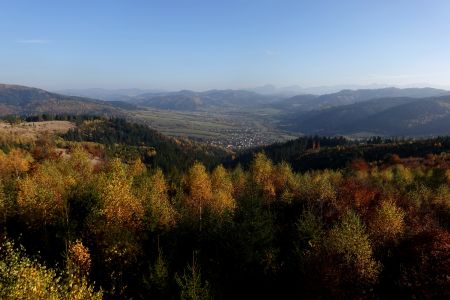 Přes nádherně zbarvené stromy je vidět Malá Fatra.