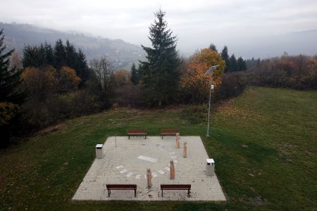 Sluneční hodiny právě čas neukazují.