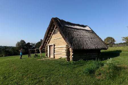 V Nižné Myšľe je zajímavý archeoskanzen vesnice z doby bronzové asi 1500 let před Kristem.
