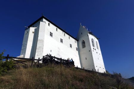 Kaple hradu Füzér, v šestnáctém století tu byla krátce uschována maďarská královská koruna. 