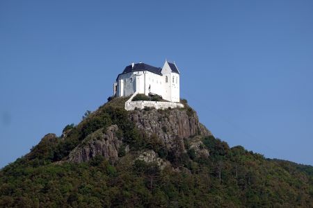 Hrad Füzér byl postaven na výrazném skalnatém vrcholu.