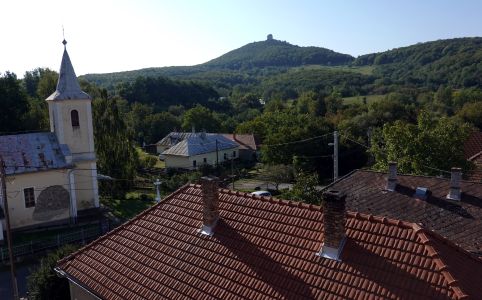 Pohled z věže na stejnojmenný hrad.