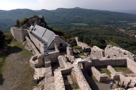 Pohled z věže na hrad