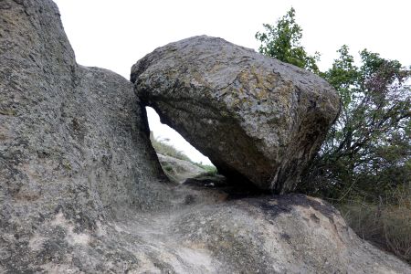 Cesta pod hradem vede pod velkým kamenem.